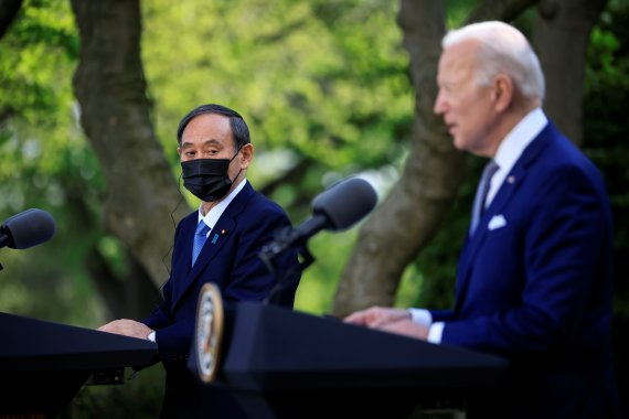 스가 요시히데 일본 총리(왼쪽)와 조 바이든 미국 대통령이 지난 4월 미국 워싱턴 백악관에서 미일 정상회담을 갖고, 이와 관련된 공동 기자회견을 하고 있다. 로이터 뉴스1