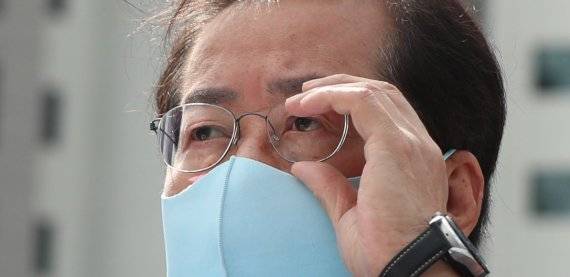 국민의힘 대권주자인 홍준표 의원이 지난 20일 오후 '이재명 경기지사의 대장동 개발 특혜 의혹'과 관련해 경기 성남시 판교 대장동 개발 현장을 방문해 의혹과 관련한 설명을 듣고 있다. 사진=뉴시스