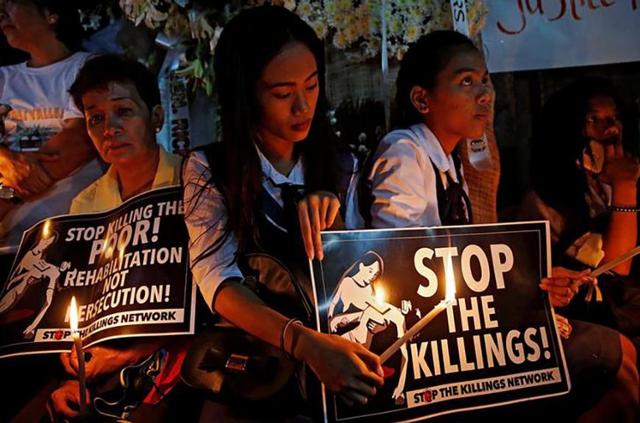 필리핀 '마약과의 전쟁' 과정에서 숨진 17세 고고생의 죽음을 추모하는 촛불집회. 마닐라=로이터 연합뉴스