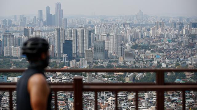지난 13일 서울 중구 남산에서 바라본 도심 아파트 단지와 주택가. 뉴스1