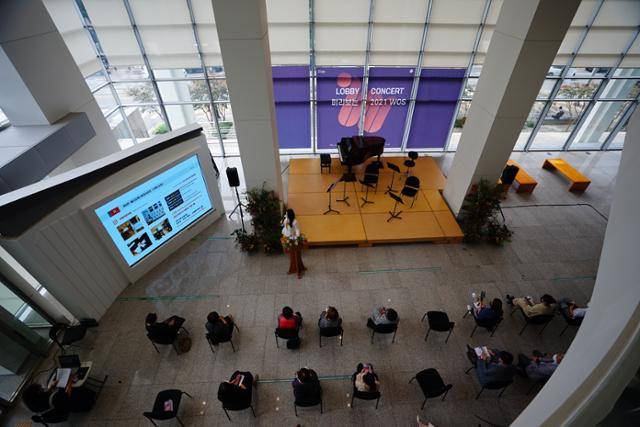 지난 13일 대구콘서트하우스 그랜드홀 로비에서 미리 보는 월드오케스트라시리즈 로비 음악회가 열리고 있다. 김재현 기자