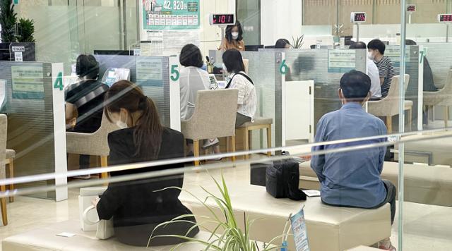 지난달 30일 오후 서울의 한 시중은행 예금상담 창구에서 시민들이 상담을 받고 있다. 뉴스1