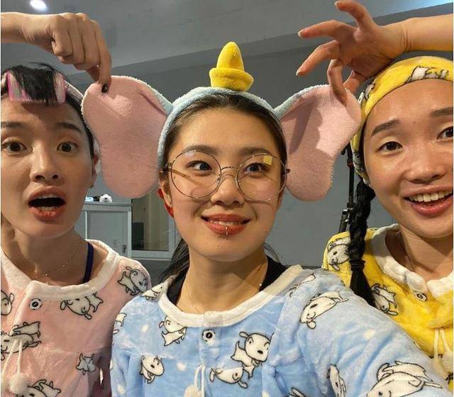 누리꾼 사이에서 화제가 된 모니카, 리정, 립제이의 과거 사진. 인터넷 커뮤니티 더쿠 캡처