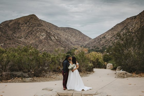 지난해 미 캘리포니아주 한 지역 공원에서 신혼 부부가 결혼 사진을 찍고 있다. [AP=연합뉴스]