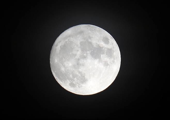 21일 한국천문연구원에 따르면 추석인 21일 울산에서는 오후 6시49분 보름달이 뜬다. 사진은 지난 20일 서울에서 촬영한 달. /사진=뉴스1