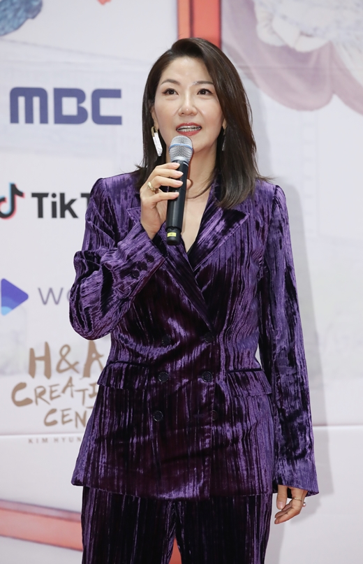 지난 2019년 MBC 연기대상 시상식 당시 서울 상암동 MBC미디어센터에서 배우 서이숙이 레드카펫으로 들어서며 인사하고 있다. /사진=뉴시스