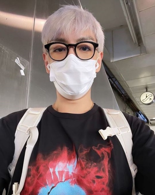Group BIGBANG member top reported the recent news.The tower posted a picture on the Instagram on the 21st without any explanation.The tower in the picture stared at the camera with its large horn-rimmed glasses, and its distinctive, unconcerned, chic look caught the eye and the superior beauty admired it.Meanwhile, Top made his debut as a rapper for BIGBANG in 2006. In March last year, he signed a contract with his agency YG Entertainment.