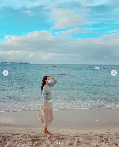 Oh Jin-yeon flaunted visuals like The Little MermaidBroadcaster Oh Jin-yeon posted several photos on his Instagram on September 21.The photo shows Oh Jin-yeon walking on the beach, with the color of the man-to-man causing the sea and the color of the skirt to overlap with the sand.Oh Jin-yeons red hair color also caught the eye - a beauty reminiscent of The Little Mermaid.In addition, Oh Jin-yeon added, Intentional Invisible Human Strikes; Jung Da-eun also left a comment saying, Its a sea and a rut.