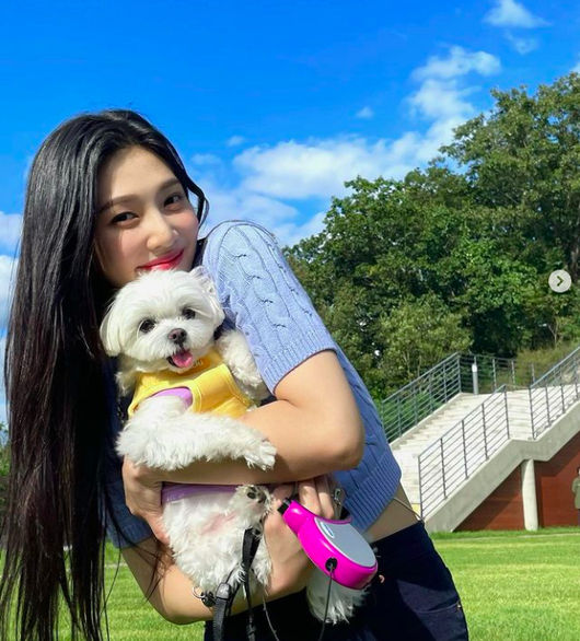 Group Red Velvet Joy left a welcome Chuseok greeting.Joy posted a picture on his SNS on the 21st with an article entitled Everyone has a happy Chuseok holiday.Joy is building a bright Smile with Pet in the picture, with Joys beauty in comfortable attire as a beautiful background, which stands out as Joys unique beauty.Joy recently made headlines by acknowledging her romance with singer Crush.