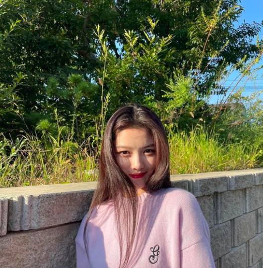 Actor Kim Yoo-jung told me about his holiday life through photos.Kim Yoo-jung updated several photos on his Instagram on the 21st and gave his fans a greeting.On this day, Kim Yoo-jung showed off his charm in a pink knit.Kim Yoo-jung said, It is fun, fun.On the other hand, Kim Yoo-jung is meeting with viewers through SBS drama Hongcheon.Kim Yoo-jung SNS