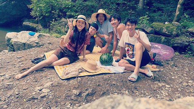 ...thank you for borrowing it.Actor Han Hyo-joo appeared on tvN Breathed a wheeled house Celebratory photoand said Thank you for Chuseok.Han Hyo-joo wrote on his Instagram on the 21st, Happy Cheseok! Everyone, have a rich time to share your heart, though it is a difficult time!Thank you for lending the Nice Pirate Movie team, Wheels edit, and posted several photos.In the photo, TVN entertainment I rent you a wheeled house shows the actors who appeared in the movie The Pirate Movie: Guardian: The Lonely and Great God Flag.From Kwon Sang-woo to Han Hyo-joo, Kang Ha-neul, Lee Kwang-soo, and Sehun, the natural and comfortable appearance of actors adds warmth.The spin-off of tvN The Wheeled House is a concept program in which new cast members borrow the keys of the house to the main cast members Sung Dong Il and Kim Hee Won and live without a master. The Pirate Movie: Guardian: The Lonely and Great God Flag with Kang Ha-neul, Han Hyo-joo, Le Korean movie stars such as Lee Kwang-soo, Kwon Sang-woo, Chae Soo-bin, Oh Sehun, Kim Sung-oh, Park Ji-hwan and Kim Ki-doo enjoy special vacations.On the last 20 days, Kwon Sang-woo, Chae Soo-bin, Sehun and other late members gathered to enjoy dinner.Han Hyo-joo Instagram