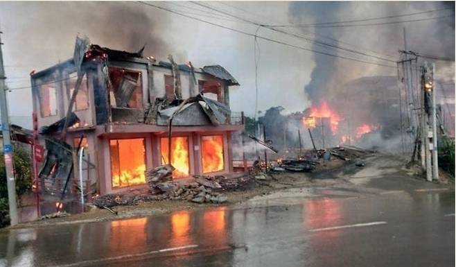 미얀마군의 폭격으로 불타는 딴틀랑의 가옥들. 사회관계망서비스(SNS) 갈무리