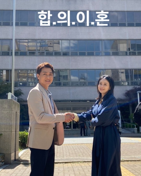Actor Choi Jung-yoon once again joined hands with the drama Amor Party opposite Hyung-Jun Park.Choi Jung-yoon left his instagram on the 21st, Cool farewell, ex-husband ex-wife, warm finish.Choi Jung-yoon then told Hyung-Jun Park, who played a role as her ex-husband Jang Jun-ho in the SBS morning drama Amor Party - Love You Now, Energy, you have been really hard.My brothers Jang Jun-ho was the best, he said.He also mentioned that Jang Jun-ho showed his intention to go to Africa Kenya in recent broadcasts and added, I hope you will go to Africa well.In addition, he grabbed hands with actor Hyung-Jun Park and showed a picture of staring at the camera.In May, he released a picture of a consensus divorce in the drama as a photo of shaking hands with Hyung-Jun Park.At that time, Choi Jung-yoon added a divorce to the photo of shaking hands with actor Hyung-Jun Park in front of what seemed to be a courtroom.Divorce. The day we blew up, we broke up. We had a lot of trouble. Choi Jung-yoon married Yoon Tae-joon, the eldest son of Eland Group vice chairman, in 2011, and has a daughter, Jiu Yang.He is in the role of Daughter-in-law Do Yeon-hee in the SBS morning drama Amor Party - Love, Now.