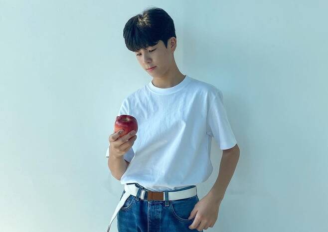 Jung Dong-won, Trot Shin-dong, said Chuseok greetings.On the 21st, Jung Dong-won posted a picture on his instagram with an article entitled Please have a good day and have a good day.In the photo, Jung Dong-won showed a simple fashion that matched his handsome white tee and jeans. It is impressive that he grew up from a cute child to a good-looking boy.Jung Dong-won also looked at the apple in one hand and gave off a refreshing smile.The fans cheered with comments such as Dongwon is fun ~, Good looks, Brother is done and The pill is so cool.Meanwhile, Jung Dong-won has confirmed his appearance on TVNs new entertainment Rocket Boys, which is scheduled to be broadcast on October 11th.