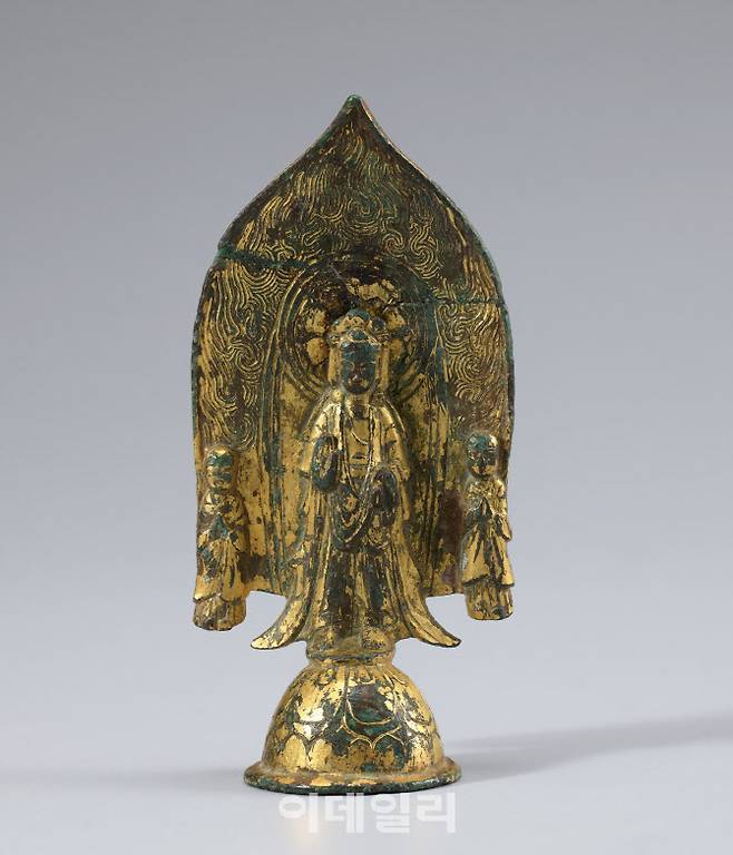 삼국시대 6세기 제작 ‘일광삼존상’, 청동에 금도금, 높이 8.8cm(사진=국립중앙박물관)