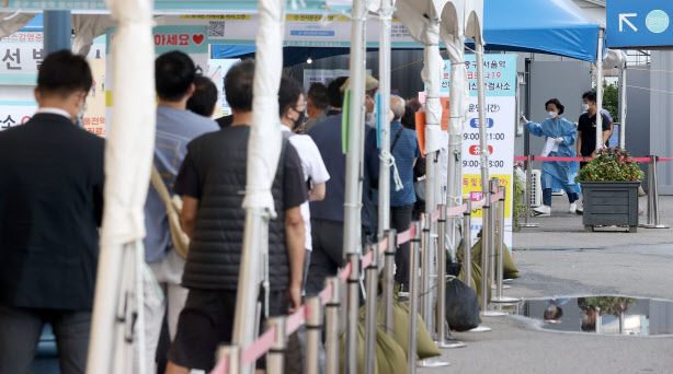 지난 20일 오전 서울역 코로나19 선별진료소을 찾은 시민들이 검사를 기다리고 있다.(사진=연합뉴스 제공)