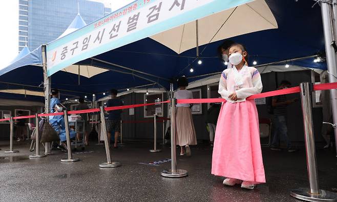 추석 당일인 21일 서울역 광장에 마련된 신종 코로나바이러스 감염증(코로나19) 임시선별검사소에서 한복을 입은 어린이가 검사를 위해 기다리고 있다. (사진=연합뉴스)