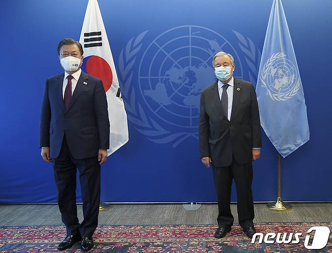 제76차 유엔총회 참석차 미국 뉴욕을 방문한 문재인 대통령이 20일(현지시간) 유엔사무국 회의실에서 안토니우 구테흐스 유엔 사무총장과 면담에 앞서 기념촬영을 하고 있다. (청와대 제공) 2021.9.21/뉴스1