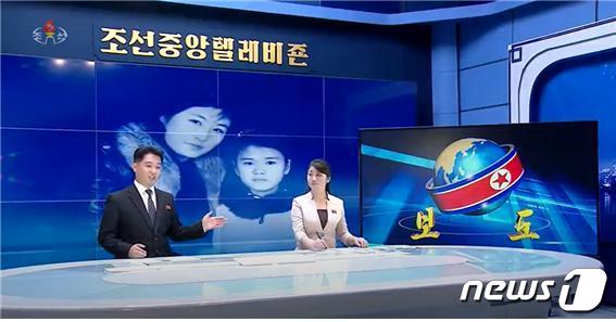 북한의 조선중앙TV는 지난 19일 방송에서 한 여성의 미담을 전하며 그간 선보이지 않았던 새로운 양식의 방송을 진행해 눈길을 끌었다. 아나운서가 미담의 소개를 위해 스튜디오에 직접 출연한 기자를 소개하고 있다.(조선중앙TV 갈무리)© 뉴스1