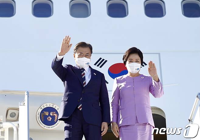 제76차 유엔총회 고위급 회의 참석차 미국을 방문한 문재인 대통령이 19일 오후(현지시간) 부인 김정숙 여사와 뉴욕 JFK공항에 도착해 공군1호기에서 손을 흔들어 인사하고 있다. (청와대 제공) 2021.9.20/뉴스1