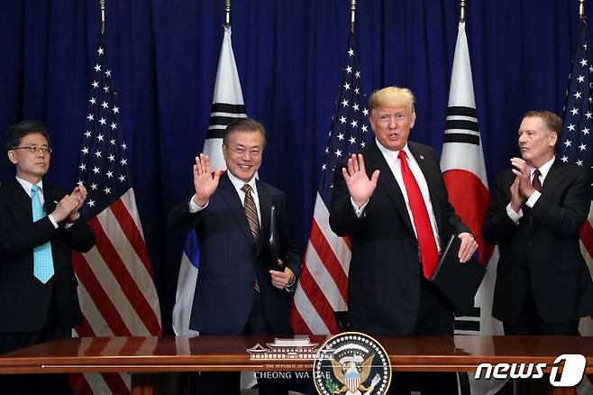 문재인 대통령과 도널드 트럼프 미국 대통령이 24일 오후(현지시간) 미국 뉴욕 롯데뉴욕팰리스호텔 허버드룸에서 열린 한미 자유무역협정(FTA) 서명식을 마치고 손을 흔들어 인사하고 있다. (청와대 페이스북) 2018.9.25/뉴스1