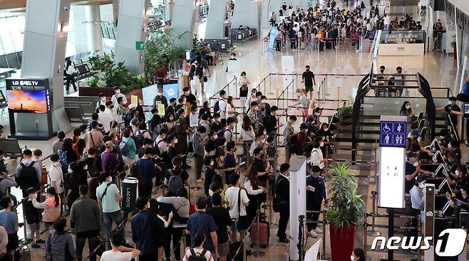 서울 강서구 김포공항에서 제주로 향하는 관광객들이 탑승수속을 하고 있다. © News1 김명섭 기자