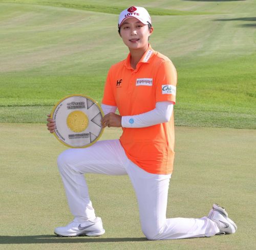 김효주가 박세리인비테이셔널 우승 직후 트로피를 들고 기념 촬영을 하고 있다. 사진제공=KLPGA