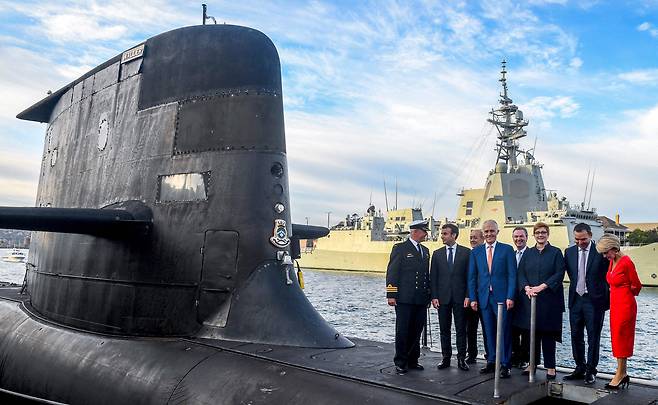 2018년 5월2일, 호주를 방문한 마크롱 프랑스 대통령(왼쪽 두번째)이 말콤 턴불 당시 호주 총리(가운데)와 함께 시드니 항에 정박한 호주 해군의 콜린스급 잠수함 월러(Waller)의 갑판에 서서 얘기를 나누고 있다. /AFP 연합뉴스