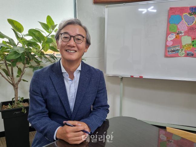 전재수 더불어민주당 의원이 20일 부산 구포동에 위치한 지역 사무실에서 데일리안과 인터뷰를 하고 있다. ⓒ데일리안 송오미 기자