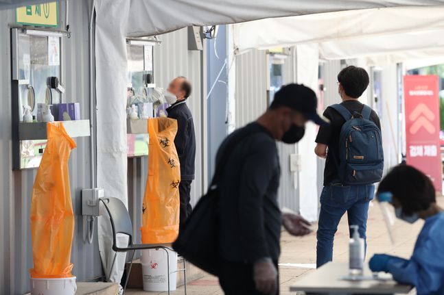 지난 15일 서울 중구 임시선별검사소에 시민들이 코로나19 검사를 받고 있다. ⓒ데일리안 류영주 기자