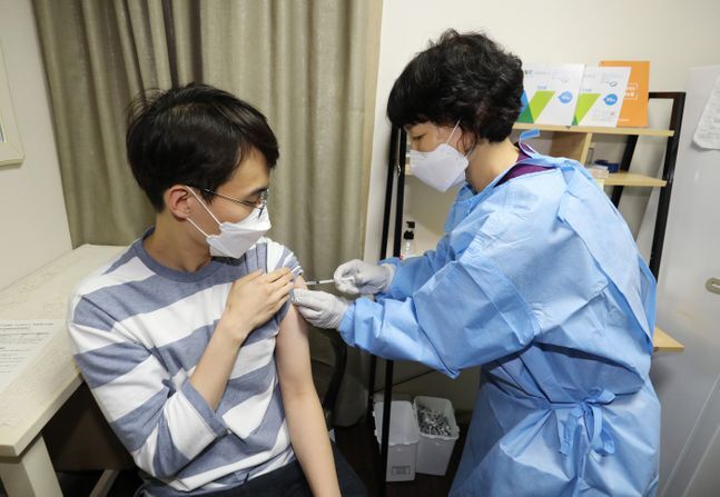 지난달 26일 오전 서울 관악구 사랑의병원에서 한 시민이 화이자 백신을 접종하고 있다. ⓒ사진공동취재단
