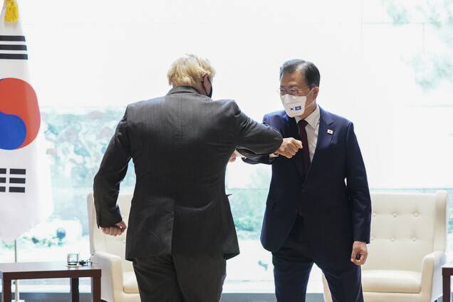 문재인 대통령이 20일(현지시각) 뉴욕 주유엔대표부 양자회담장에서 열린 한·영 정상회담에서 보리스 존슨 영국총리와 인사하고 있다. 연합뉴스