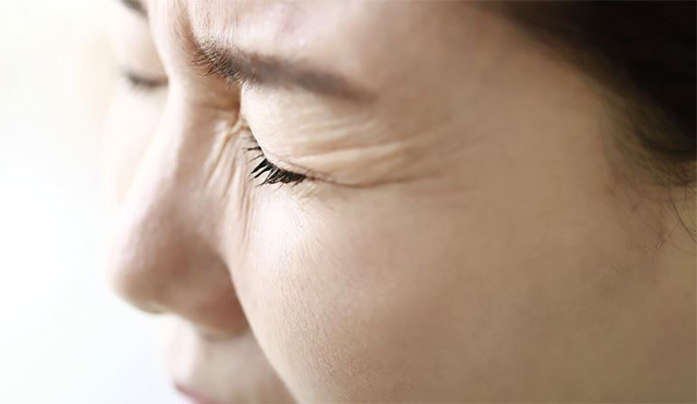 수면 부족, 피로 누적, 마그네슘 등 전해질 불균형에 의해 생기는 눈 밑 떨림. 하지만 문제가 해결됐음에도 증상이 지속한다면 안면경련을 한번쯤 의심해야 한다./클립아트코리아 제공