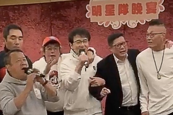 지난해 2월 청룽(가운데)과 탄융린 등의 홍콩 스타들이 크리스 탕(오른쪽에서 두번째) 홍콩 보안장관과 회식을 가진 모습. 이날 이들은 우정의 노래를 부르면서 끈끈한 유대감을 과시했다. [SCMP=뉴스1]