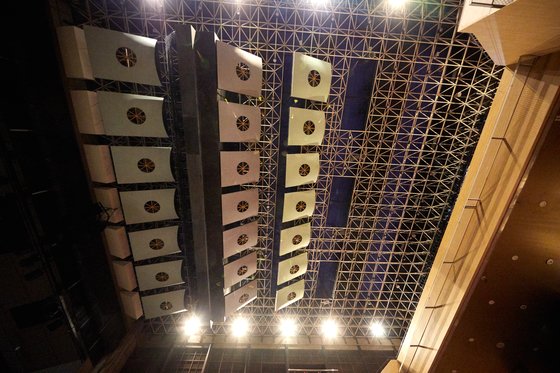 국립국악원에서 제일 큰 공연장인 예악당 천장엔 방패연 모양의 음향 반사판이 멋지게 펼쳐져 있다.