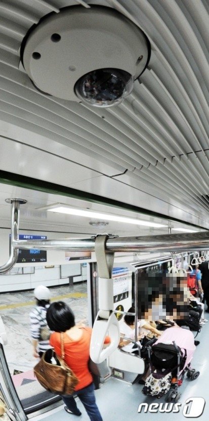 지하철 내부에 달려있는 CCTV. [뉴스 1]