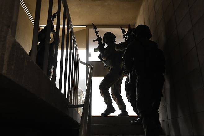 16일 강원도 인제군 육군과학화전투훈련단(KCTC)에서 Army TIGER 4.0 전투실험이 진행된 가운데 지하 공동구를 통해 침투하고 있다. 사진공동취재단