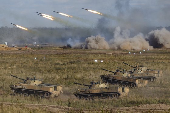 자파드 2021에서 러시아 육군 보병전투차량이 포병의 화력 지원 속에 전진하고 있다. AP