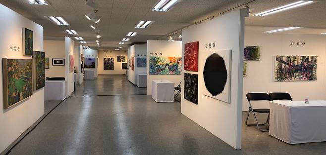 24일부터 제4회 마포아트마켓이 열릴 예정인 서울 마포구 서교동 ‘엷은남빛 갤러리’ 내부에 전시될 미술작품들이 걸려 있다. 마포구 제공