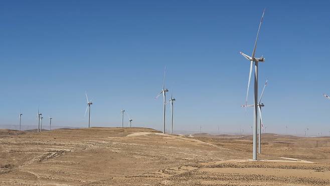 요르단 타필라에 위치한 ‘요르단 대한풍력발전단지’의 전경. 사막 위에 112m 높이의 풍력발전 터빈들이 설치돼 있다. 한국남부발전 제공