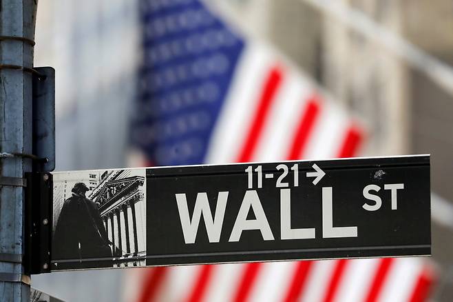 A sign for Wall Street hangs in front of the New York Stock Exchange. (AP-Yonhap)