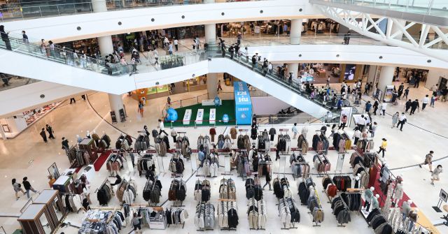 추석 연휴 마지막 날인 22일 서울 한 대형 쇼핑몰이 쇼핑객들로 북적이고 있다. 뉴시스