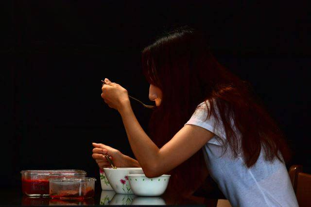 경기도 한 아파트에 사는 이현영(가명·21·여)씨가 지난달 22일 식사를 하고 있다. 158㎝에 39㎏인 이씨는 하루 두 끼만 먹는다. 방학 중 단기로 일하는 곳에서는 점심 식비를 지원해주지 않는다. 최현규 기자