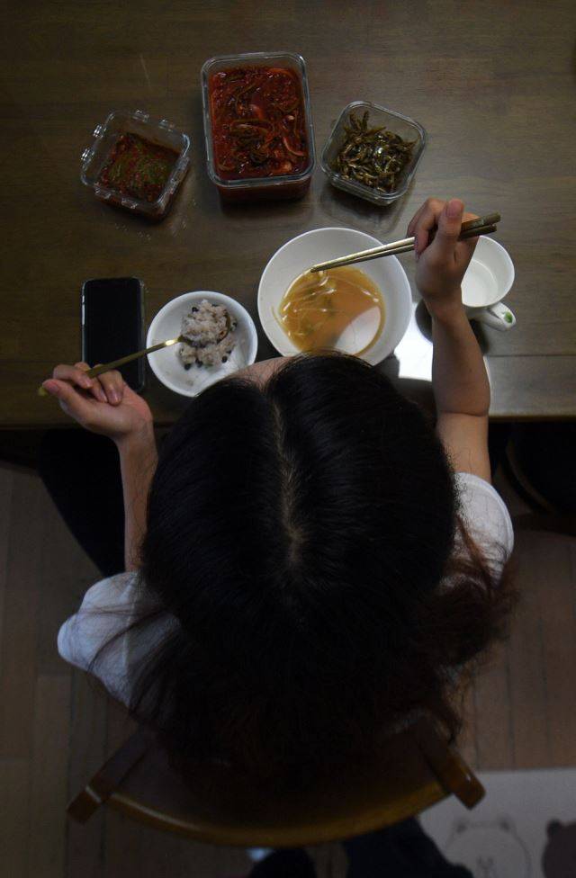 경기도 한 아파트에 사는 이현영(가명·21·여)씨가 지난달 22일 식사를 하고 있다. 이씨는 이날 식사로 콩나물국, 멸치볶음, 고구마순김치, 깻잎장아찌, 김을 먹었다. 최현규 기자