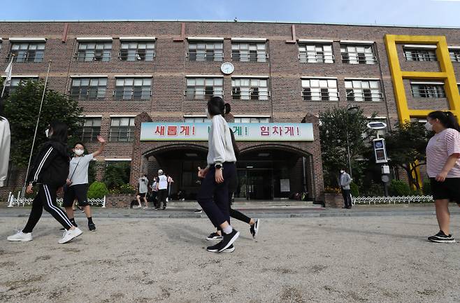 사회적 거리두기 4단계 지역 대면수업이 확대된 6일 오전 서울 성북구 번동초등학교에서 6학년 학생들이 운동장 걷기를 하고 있다. [사진 제공 = 연합뉴스]