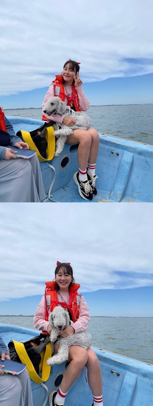 Actor Eom Ji-won shared his daily life.On the 22nd, Uhm Ji-won posted several photos on his instagram with an article entitled Everyone is happy Chuseok holiday.In the open photo, Uhm Ji-won is on a boat in the background of the sea.In particular, Uhm Ji-won boasts a unique beautiful visual and catches the eye.Meanwhile, Eom Ji-won recently appeared in the film How: Re-in-depth.