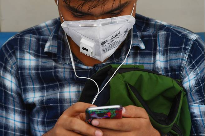 한 인도 남성이 스마트폰을 사용하고 있다. /사진=AFP통신