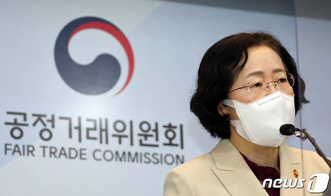 (세종=뉴스1) 장수영 기자 = 조성욱 공정거래위원회 위원장이 지난 5일 정부세종청사 공정위 기자실에서 '전자상거래 소비자 보호법' 전부개정안 입법예고 브리핑을 하고 있다. 2021.3.7/뉴스1