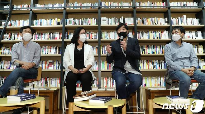 (서울=뉴스1) 민경석 기자 = 서민 단국대 의대 교수가 25일 오후 서울 강남구 최인아책방에서 열린 '한번도 경험해보지 못한 나라(조국흑서) 저자 간담회'에서 발언을 하고 있다. 왼쪽부터 진중권 전 동양대학교 교수, 권경애 변호사, 서민 교수, 김경율 회계사(전 참여연대 집행위원장). '조국흑서'로 불리는 '한번도 경험해보지 못한 나라'는 진중권 전 교수, 김경율 회계사, 권경애 변호사, 서민 교수, 강양구 과학전문기자 겸 지식큐레이터 등의 대담집으로, 조국 사태나 586세대 등을 비판하면서 현재의 진보에 변화가 있어야 한다는 주장을 담고 있다. '한번도 경험해보지 못한 나라'는 지난 8월25일 출간된 이후 교보문고 베스트셀러에서 4주 연속 1위 자리를 지키고 있다. 판매량은 7만부가 넘은 것으로 알려졌다. 2020.9.25/뉴스1