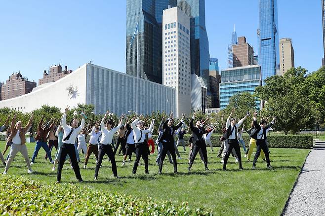 유엔 총회에 청년세대 대표로 참석한 방탄소년단(BTS)은 20일 뉴욕 유엔 총회장에서 열린 지속가능발전목표 고위급 회의(SDG 모멘트) 행사에서 사전 녹화된 '퍼미션 투 댄스'(Permission to Dance) 퍼포먼스 영상을 공개했다. BTS는 뉴욕에 도착하자마자 준비를 시작해 유엔 총회장 안팎을 오가며 촬영을 마쳤다. [연합]